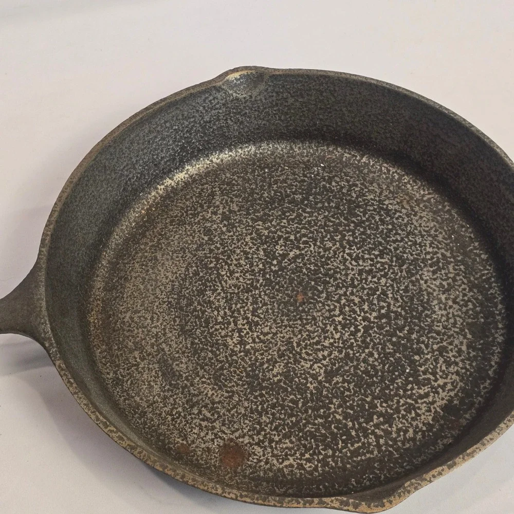 Vintage Unmarked Cast Iron Skillet‎ 10.5 Inch Round Pan with Heat Ring No 8